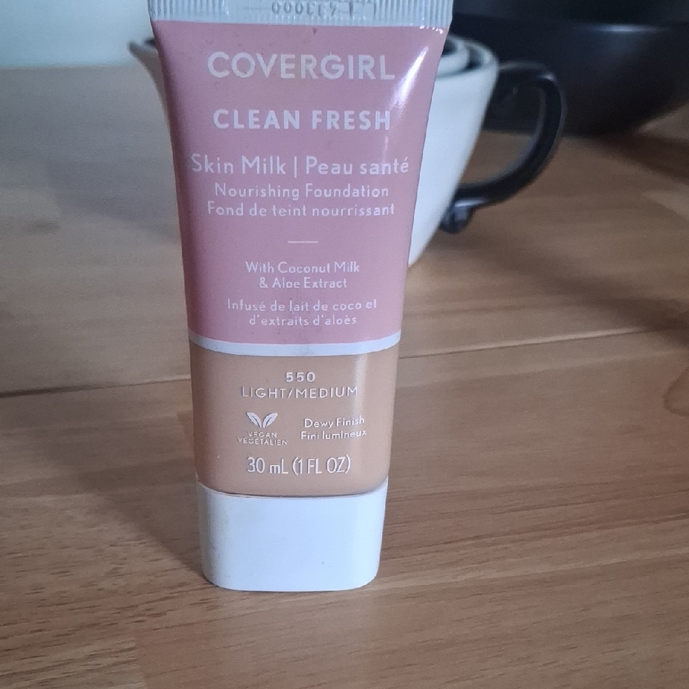 COVERGIRL Clean Fresh Skin Milk Foundation - Light/Medium 550
